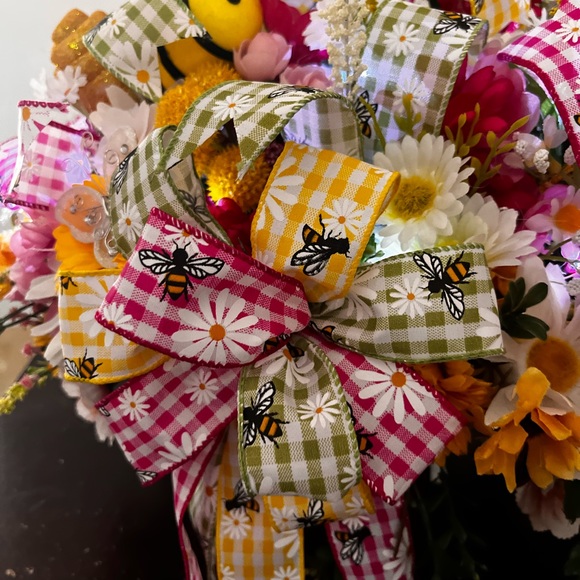 BEAUTIFUL SPRING FLORAL ARRANGEMENT - Picture 8 of 9